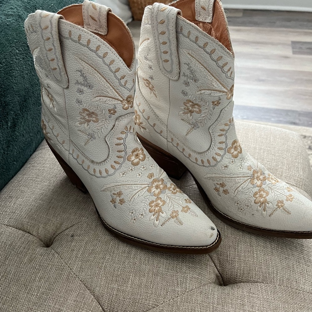 Dingo White Cream Ankle Boots with Embroidered Detailing